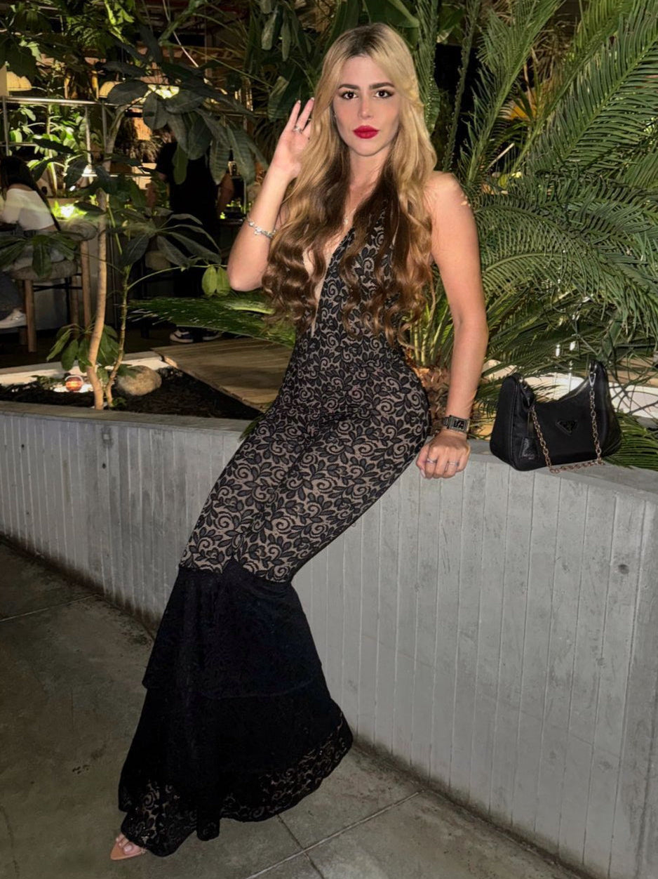 Enterizo Bombshell en negro - Vista frontal elegante y sofisticada. Detalle bota campana del Enterizo Bombshell - COCO Collection.